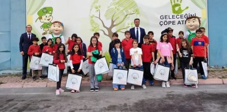 SIFIR ATIK TRENİ İLE ÇOCUKLAR MELİKGAZİ’DE HEM EĞLENİYOR HEM ÖĞRENİYOR