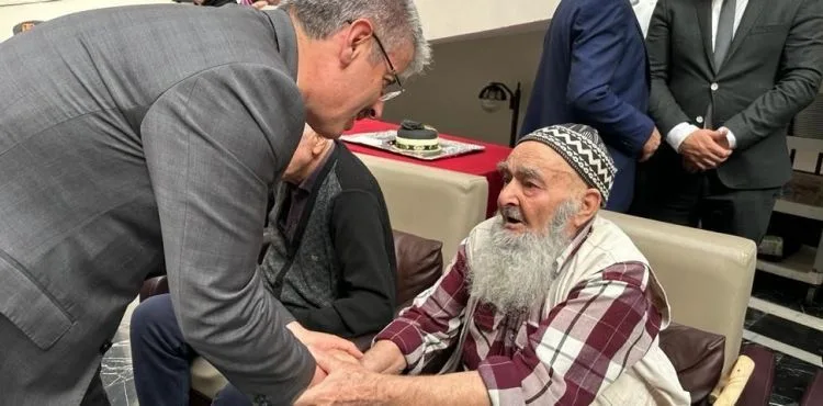 Vekil Çopuroğlu, huzurevini ziyaret etti