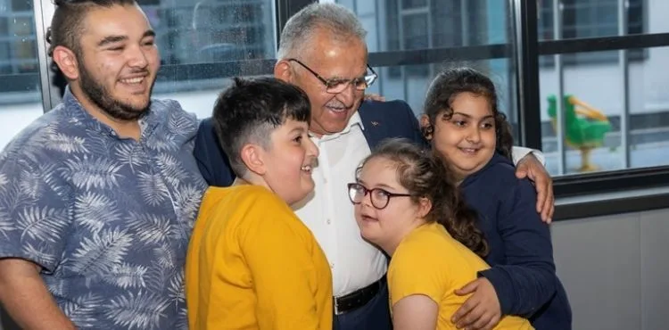BAŞKAN BÜYÜKKILIÇ, ENGELSİZ YAŞAM MERKEZİ’NİN ÖZEL ÇOCUKLARIYLA KUCAKLAŞTI