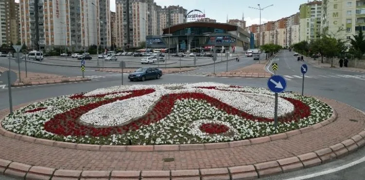 MELİKGAZİ’DE KAVŞAKLAR ÇİÇEKLERLE SÜSLENDİ