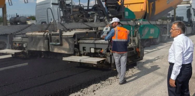 BÜYÜKŞEHİR’DEN SARIOĞLAN’A 7 BİN TON ASFALT