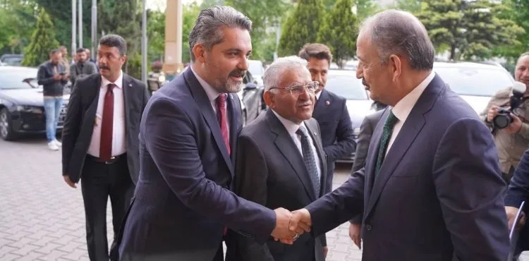 Bakan Özhaseki: “Kayseri’deki 10 arkadaşımız kol kola girerse 11. Ben olacağım”