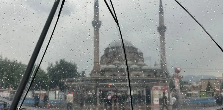 Sağanak yağış hayatı olumsuz etkiledi