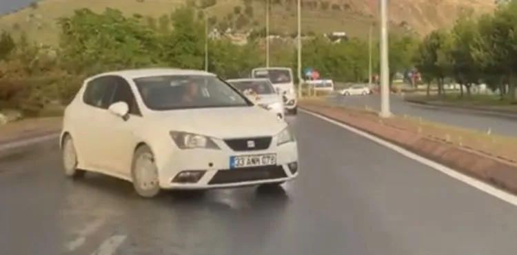 Gelin arabasından zarf almaya çalışırken zincirleme kazaya sebep oldu