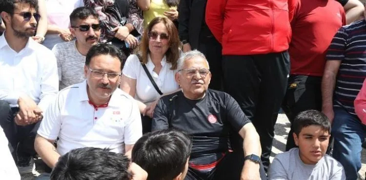 VALİ ÇİÇEK VE BAŞKAN BÜYÜKKILIÇ GENÇLERLE SOĞANLI’NIN GÜZELLİKLERİNİ PAYLAŞTI