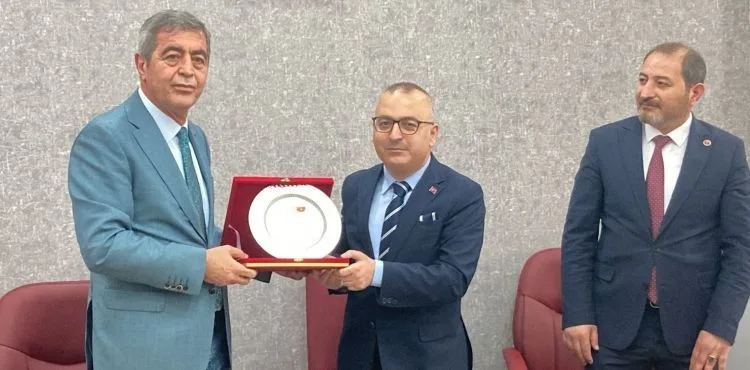 İYİ Partili Yücel ve Türk’e teşekkür plaketi