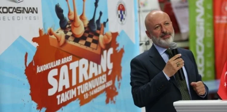 BAŞKAN ÇOLAKBAYRAKDAR, SATRANÇ TURNUVASININ ÖDÜLLERİNİ VERDİ