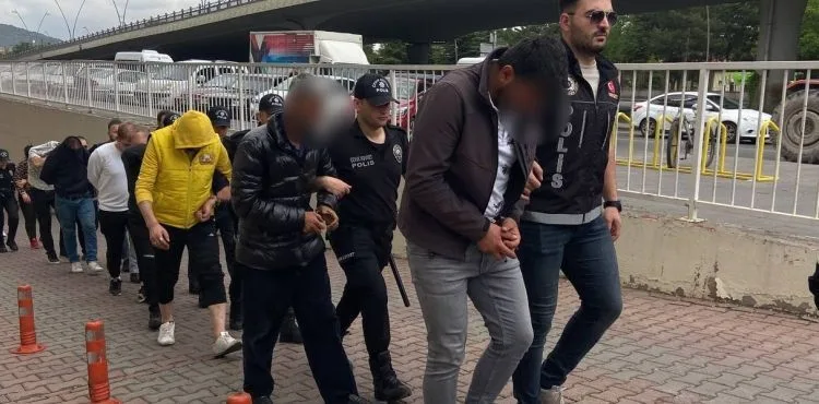 Uyuşturucu madde operasyonunda yakalanan 8 şüpheli adliyeye sevk edildi