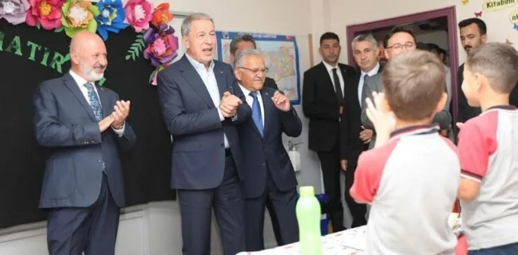BAŞKAN ÇOLAKBAYRAKDAR, KARNE SEVİNCİ YAŞAYAN ÖĞRENCİLERİ TEBRİK EDİP, BAŞARILAR DİLEDİ
