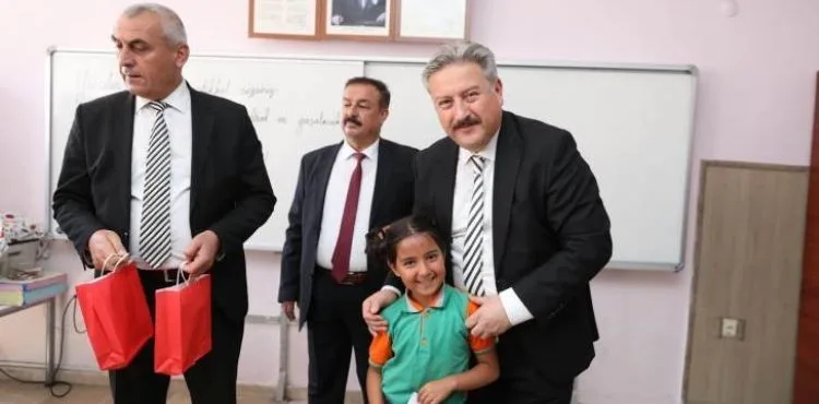 BAŞKAN PALANCIOĞLU, MİNİK ÖĞRENCİLERİN KARNELERİNİ VERDİ
