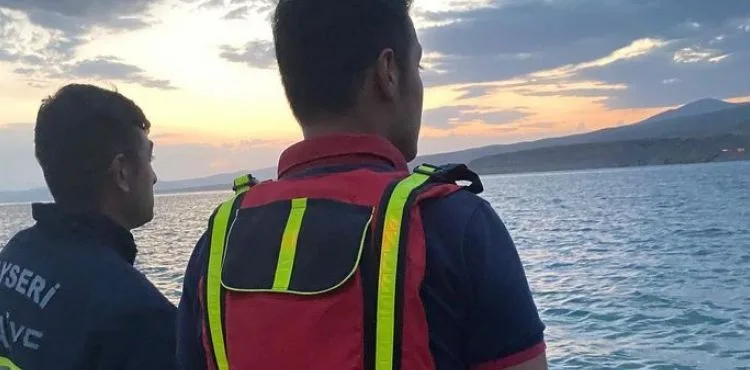 Baraja düşen oğlunu kurtarmaya çalışan baba canından oldu