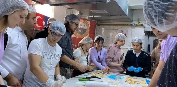 YABANCI GENÇLER KAYSERİ YEMEKLERİ YAPTI