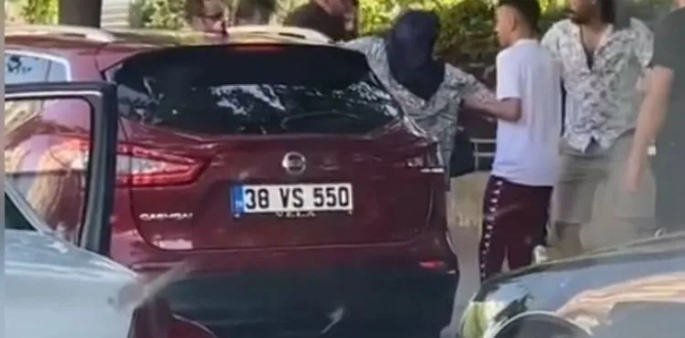 Cam silen şahıslarla sürücü kavga etti