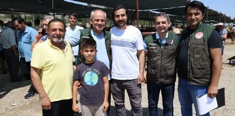 BAŞKAN ESAT ÖZTÜRK KURBAN PAZARINI ZİYARET ETTİ