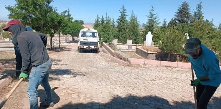 MELİKGAZİ'DE MEZARLIKLAR BAYRAM ZİYARETİ İÇİN HAZIR HALE GELDİ