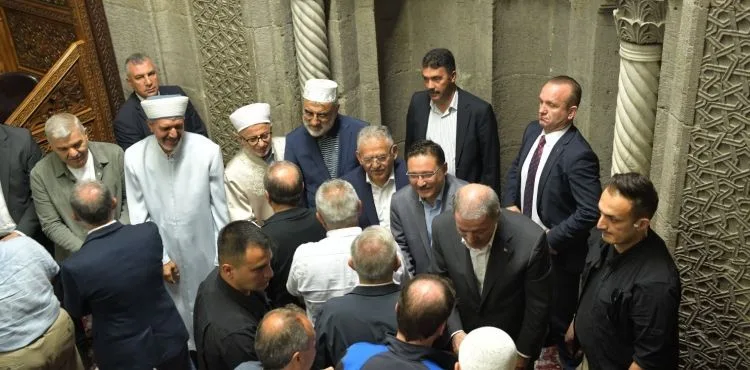 Akar, Çiçek ve Büyükkılıç, bayram namazı sonrası vatandaşla bayramlaştı