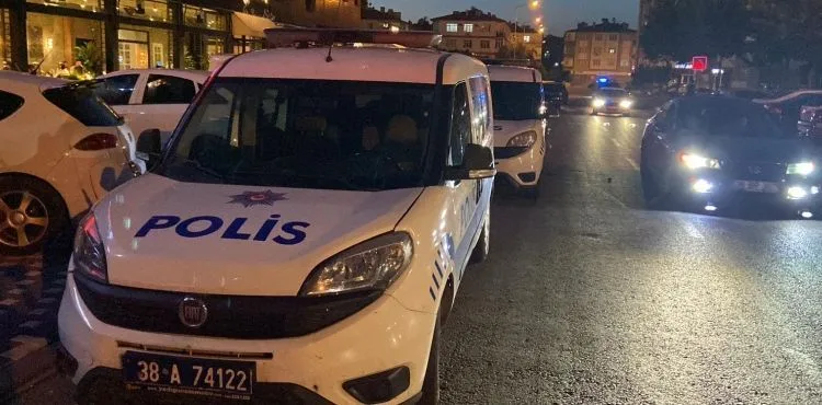 Gençlerin yan bakma kavgası kanlı bitti