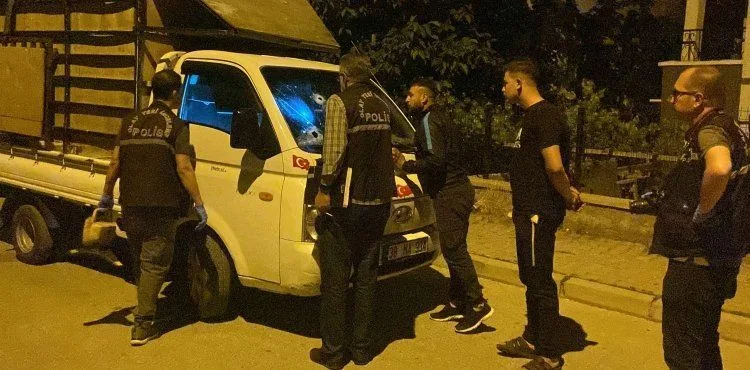 Çarşaflı 3 kişi motorsiklet kasasından pompalı silahla aracı kurşunladı