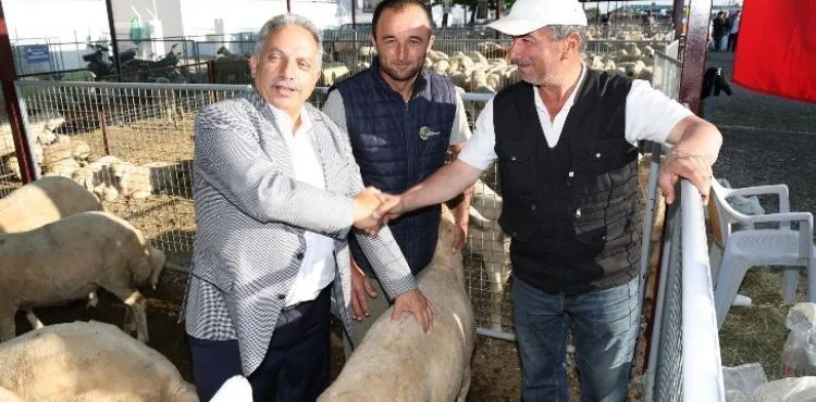 BAŞKAN YALÇIN, VATANDAŞIN BAYRAM SEVİNCİNE ORTAK OLDU