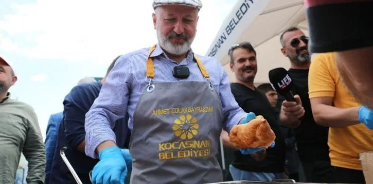 BAŞKAN ÇOLAKBAYRAKDAR, TÜRKİYE’DE SAYILI OLAN KURBAN YERİNDE VATANDAŞLARLA BAYRAMLAŞTI