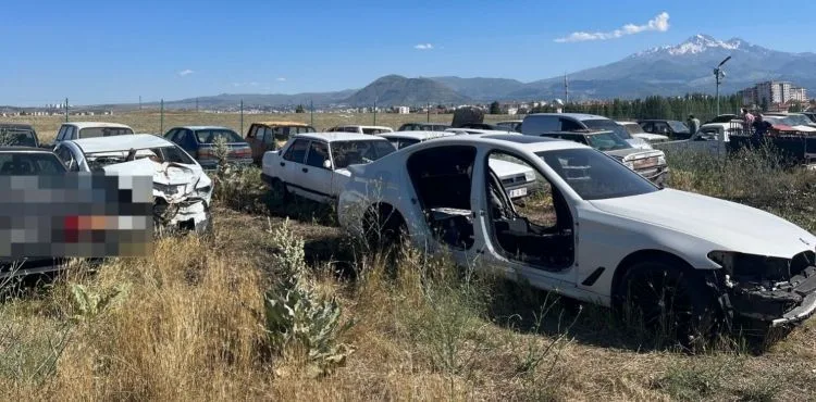 Anız yangını, otoparktaki 3 aracı yaktı