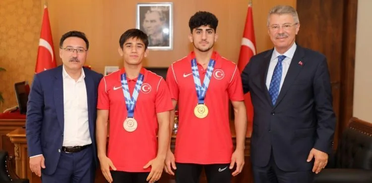 Vali Çiçek, Şampiyon Güreşçileri Kabul Etti
