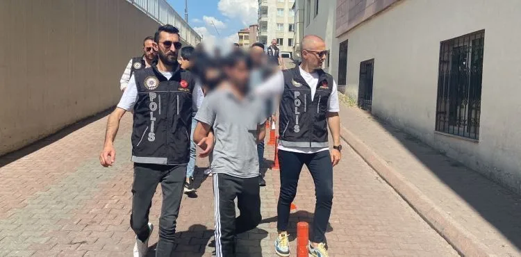 2 farklı uyuşturucu madde operasyonunda yakalan 5 şüpheli adliyeye sevk edildi