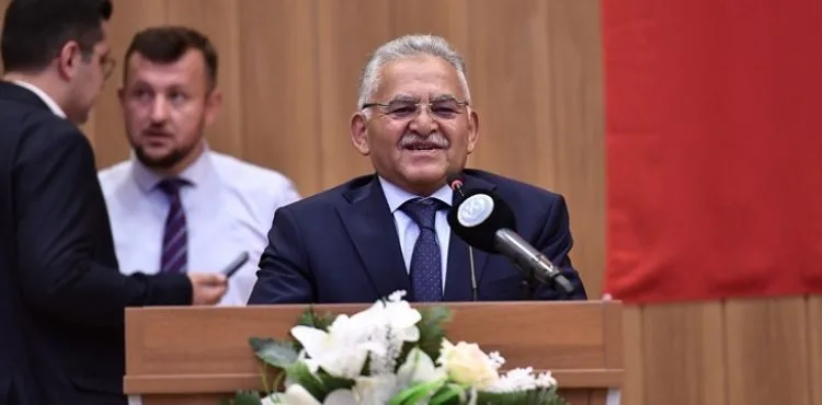 BAŞKAN BÜYÜKKILIÇ, DEVELİ’DE MEZUN ÖĞRENCİLERİN SEVİNÇLERİNE ORTAK OLDU