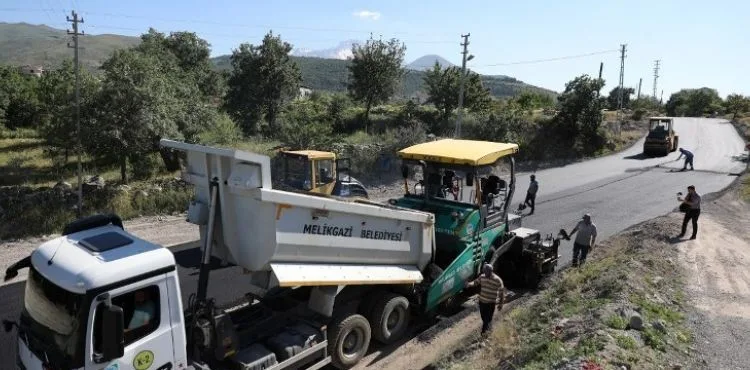 MELİKGAZİ ASFALT ÇALIŞMALARINA HIZ KESMEDEN DEVAM EDİYOR