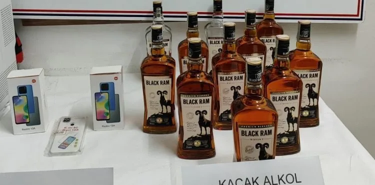 Kaçakçılık operasyonunda bandrolsüz içki ve kaçak telefon ele geçirildi
