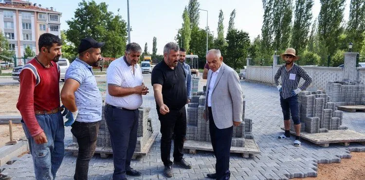 YAHYALI’DA YENİ AÇILAN YOLLARA PARKE DÖŞENİYOR