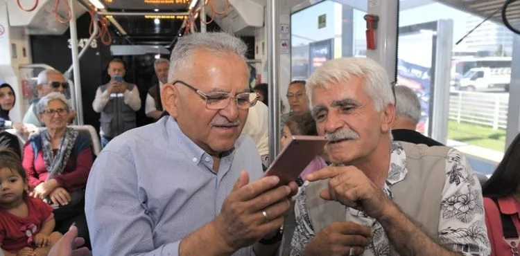 BAŞKAN BÜYÜKKILIÇ, TRAMVAY İLE YOLCULUK YAPTI, ESNAF ZİYARET ETTİ