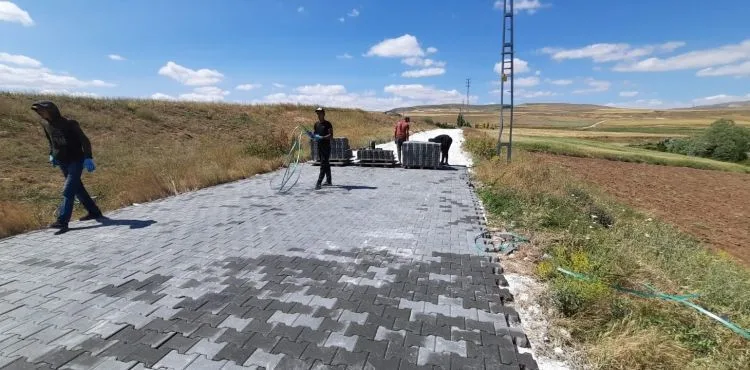 KİLİT PARKE YOL YAPIM ÇALIŞMALARI TOPSÖĞÜT MAHALLESİNDE SÜRÜYOR