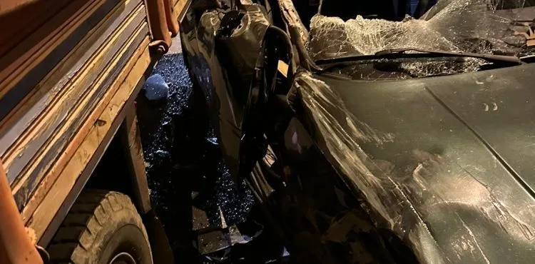 Kazaya sebebiyet veren ehliyetsiz kamyon şoförü kaçtı