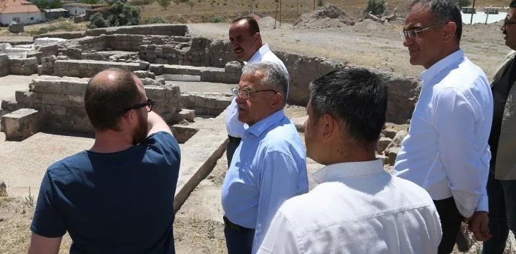 BAŞKAN BÜYÜKKILIÇ’TAN DÜNYADA KENDİSİNDEN SÖZ ETTİRECEK MOZAİK YAPISINA İNCELEME