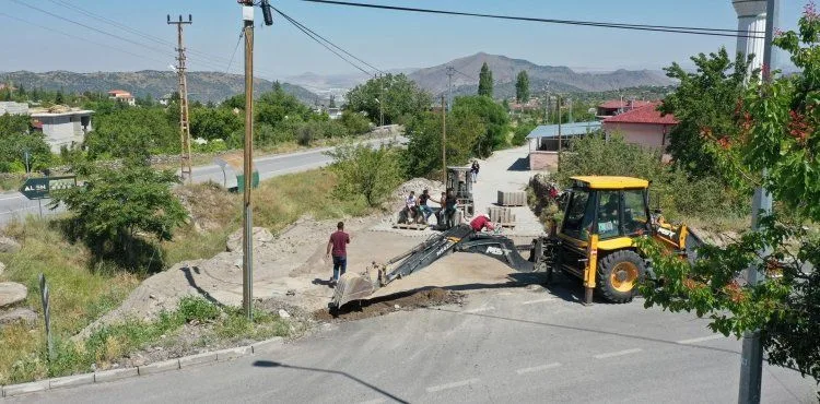 HACILAR’DA YOLLAR KİLİT PARKE İLE YENİLENİYOR