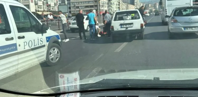 Yolun karşısına geçmek isteyen vatandaşa otomobil çarptı