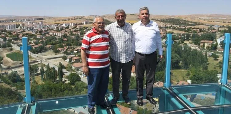 BAŞKAN BÜYÜKKILIÇ, CAM TERAS’TA BÜNYAN’IN MUHTEŞEM MANZARASINI İZLEDİ