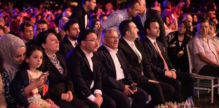 VALİ ÇİÇEK VE BAŞKAN BÜYÜKKILIÇ, TRT SANATÇILARI ŞEHİR KONSERLERİ’NE KATILDI