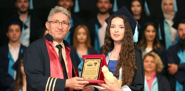 ERÜ Güzel Sanatlar Fakültesi’nde Mezuniyet Sevinci