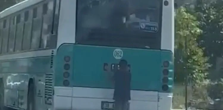 Halk otobüsünün arkasına yapışan patenli tehlike saçtı