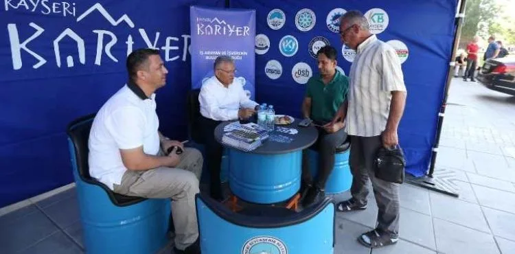 Başkan Büyükkılıç, “Kayseri Kariyer” Ve “Üniversite Tanıtım Ve Tercih Danışmanlığı” Stantlarını Ziyaret Etti