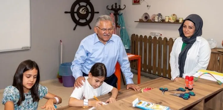 BÜYÜKKILIÇ, TOKİ GENÇ KAYMEK TESİSLERİ’NDE KURSİYERLERLE BULUŞTU