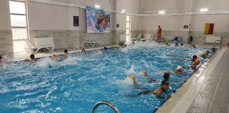 BÜYÜKŞEHİR’İN SARIOĞLAN ÇİFTLİK KAPALI YÜZME HAVUZU HİZMETE BAŞLADI