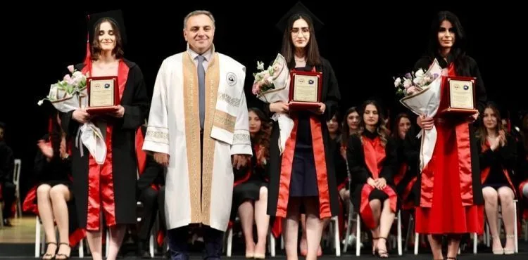 ERÜ İktisadi ve İdari Bilimler Fakültesi'nde Mezuniyet Sevinci