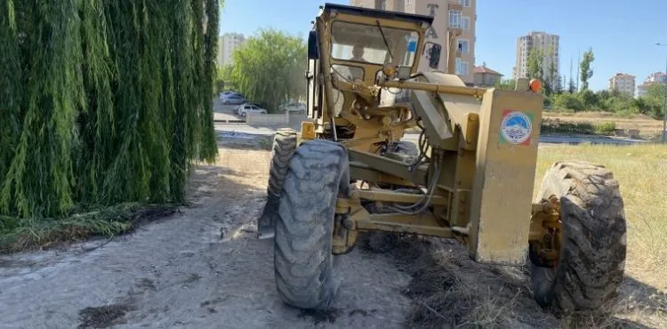 MELİKGAZİ DAHA TEMİZ BİR ÇEVRE İÇİN BOŞ ALANLARIN TEMİZLİĞİNİ YAPIYOR
