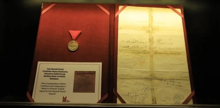 Atatürk tarafından imzalanan Osmanlıca İstiklal Savaşı madalyası ve beratı Milli Mücadele Müzesi’nde