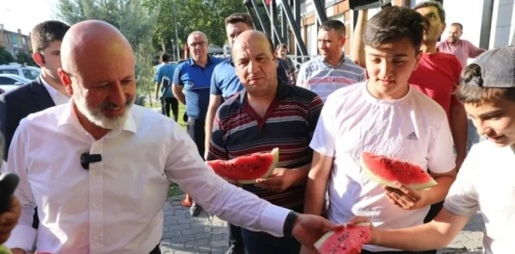 BAŞKAN ÇOLAKBAYRAKDAR, YENİŞEHİR PAZARINDA ESNAF VE VATANDAŞLARLA BİRLİKTE