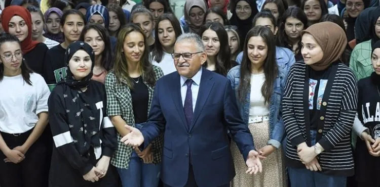 ÖĞRENCİ DOSTU BAŞKAN BÜYÜKKILIÇ’IN “KIRTASİYE” DESTEĞİ BU YIL DA SÜRECEK