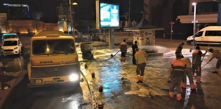 MELİKGAZİ'DEN GECE BOYU TEMİZLİK MESAİSİ